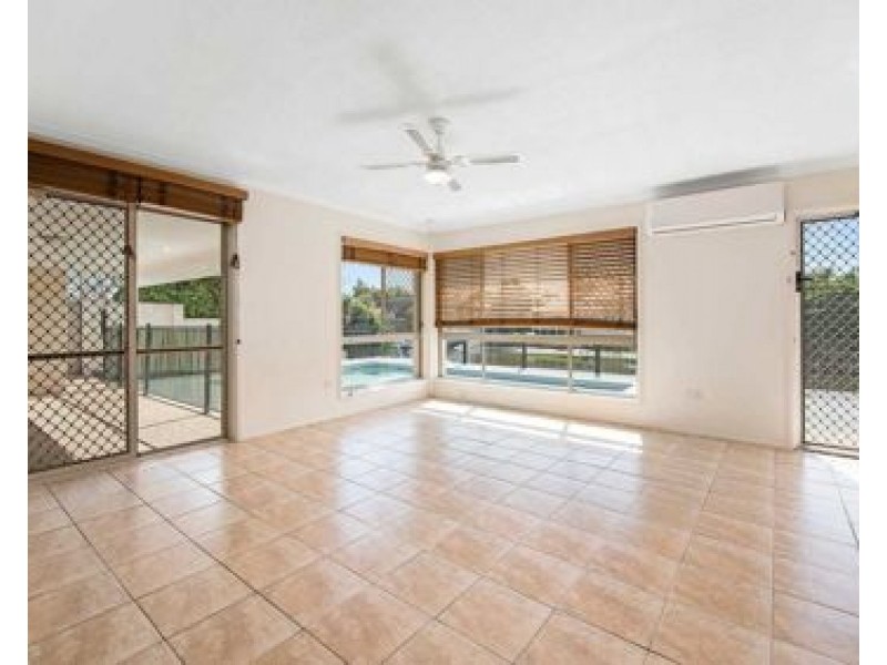 7 Sara Avenue, Broadbeach Waters QLD 4218