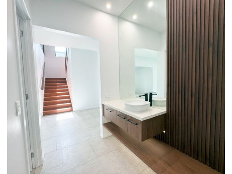 19 Pearl Beach Drive, Helensvale QLD 4212