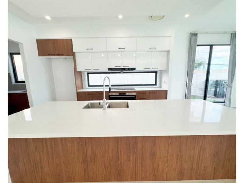 19 Pearl Beach Drive, Helensvale QLD 4212