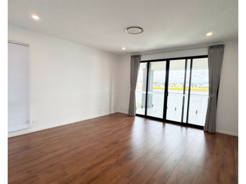 19 Pearl Beach Drive, Helensvale QLD 4212