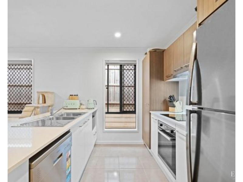 11 Sapphire St, Park Ridge QLD 4125