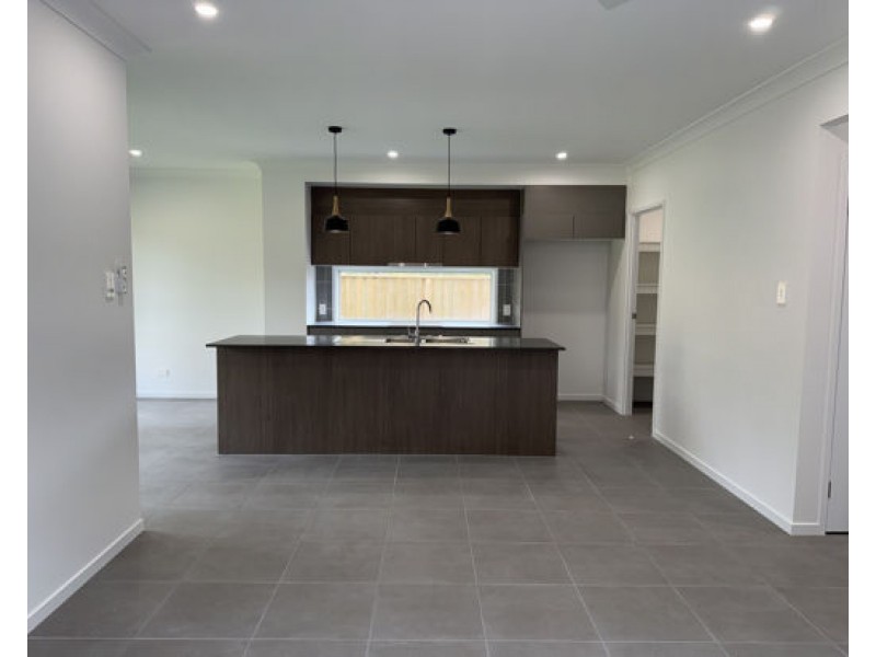 64 Prahan Cres, Parkinson QLD 4115