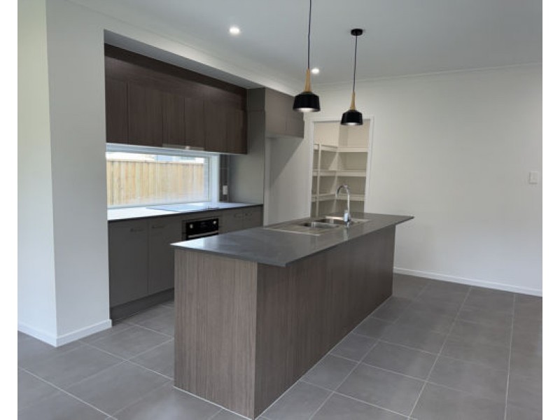 64 Prahan Cres, Parkinson QLD 4115