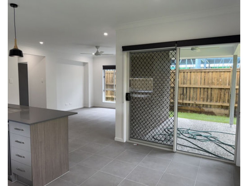64 Prahan Cres, Parkinson QLD 4115