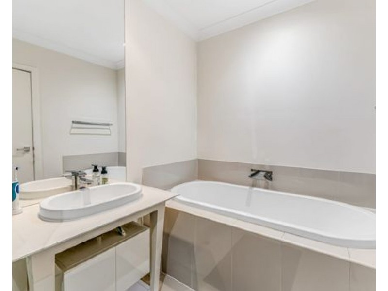 68 Easthill Drive, Robina QLD 4226