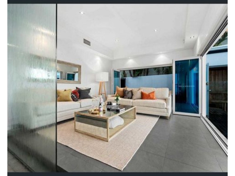 25 Knightsbridge Parade East, Paradise Point QLD 4216