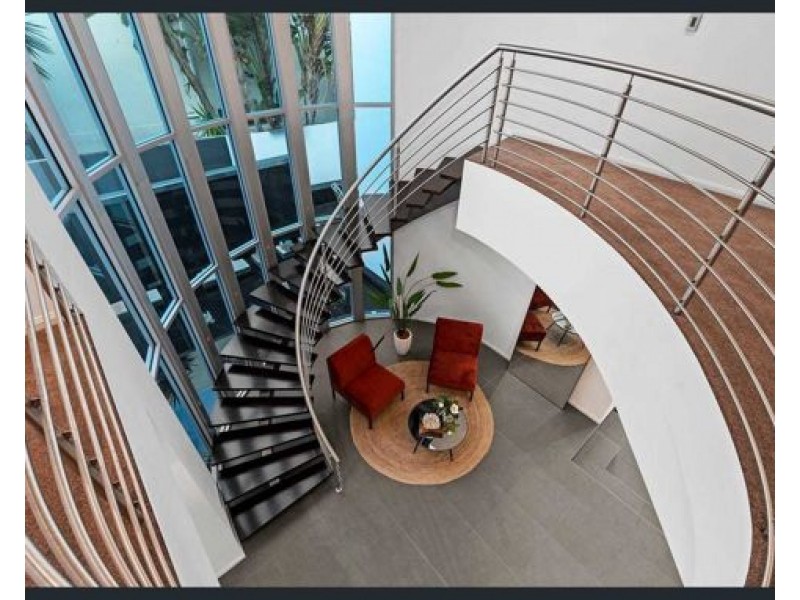 25 Knightsbridge Parade East, Paradise Point QLD 4216