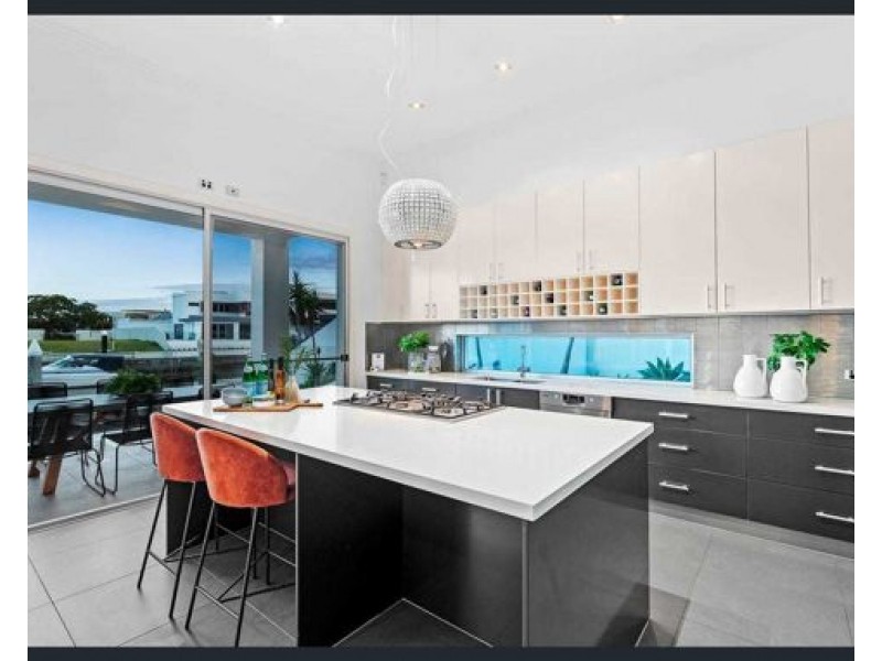 25 Knightsbridge Parade East, Paradise Point QLD 4216