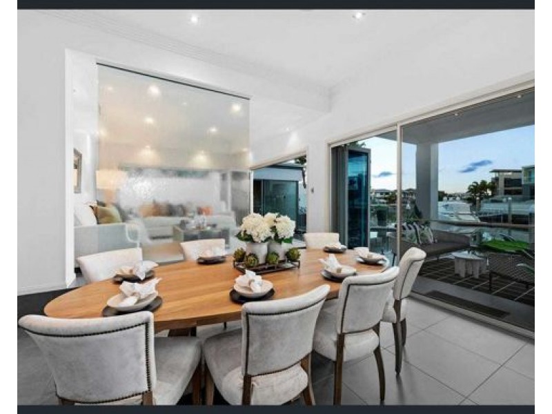 25 Knightsbridge Parade East, Paradise Point QLD 4216