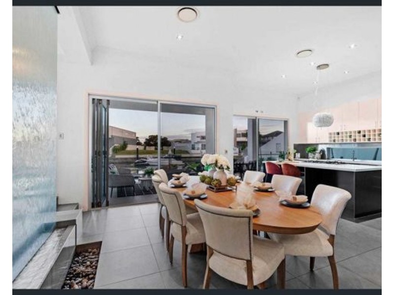 25 Knightsbridge Parade East, Paradise Point QLD 4216