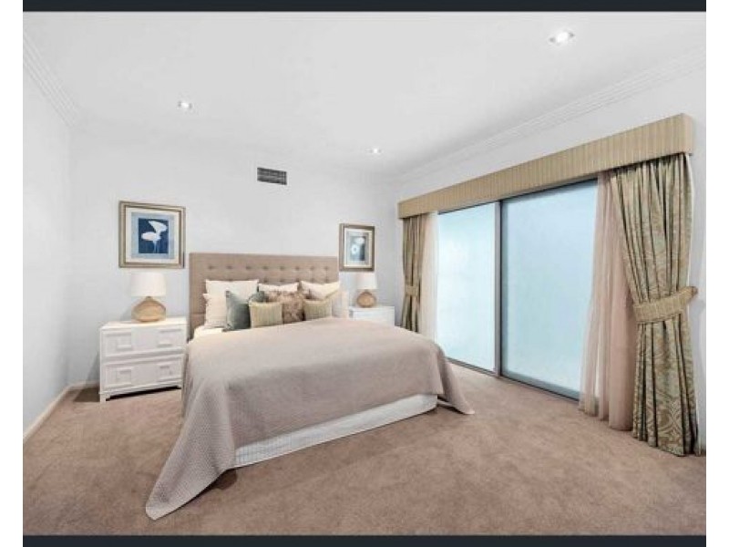 25 Knightsbridge Parade East, Paradise Point QLD 4216