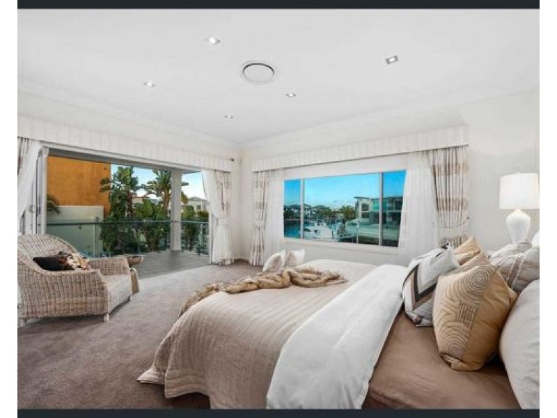 25 Knightsbridge Parade East, Paradise Point QLD 4216