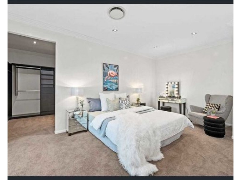 25 Knightsbridge Parade East, Paradise Point QLD 4216