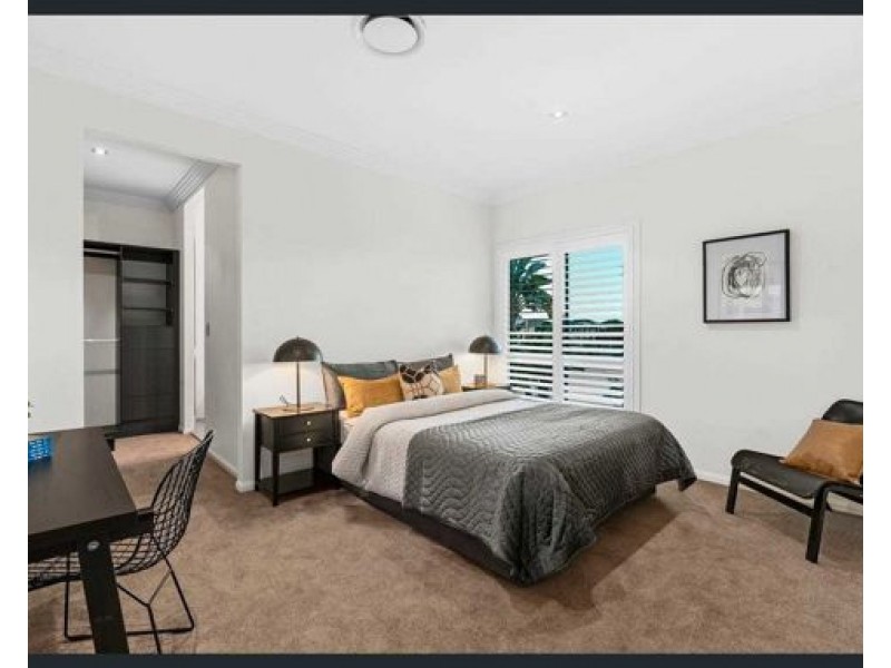 25 Knightsbridge Parade East, Paradise Point QLD 4216