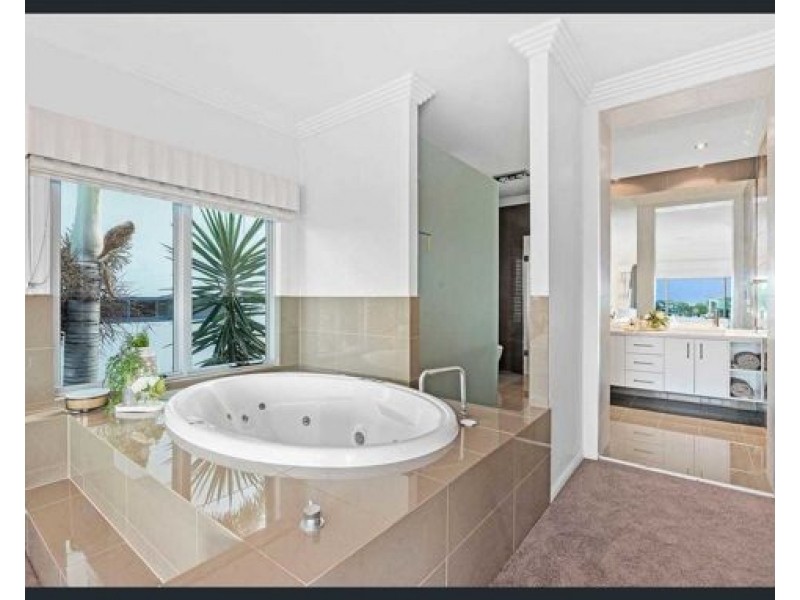 25 Knightsbridge Parade East, Paradise Point QLD 4216