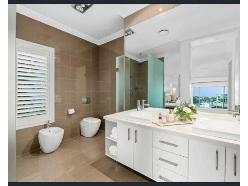 25 Knightsbridge Parade East, Paradise Point QLD 4216