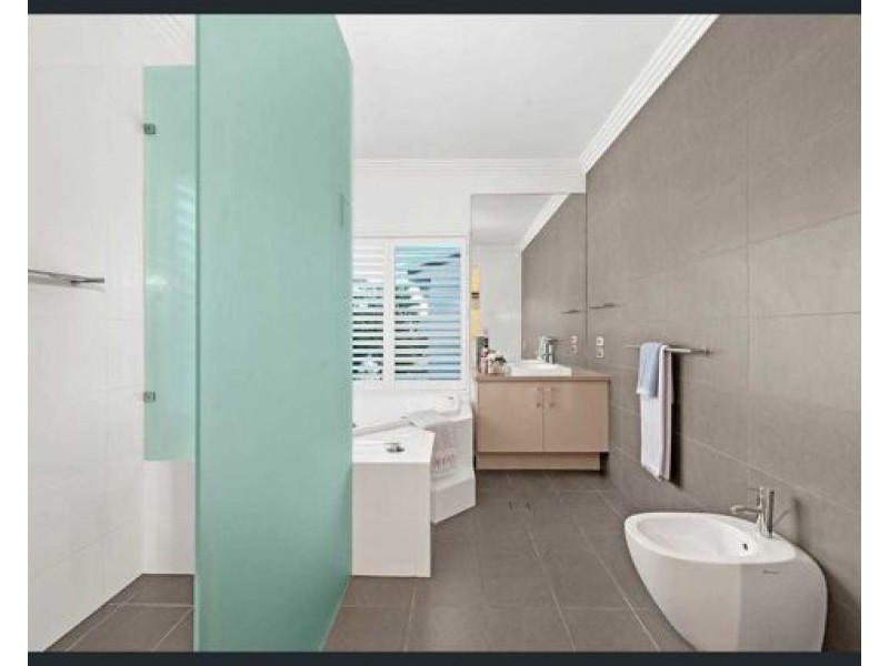 25 Knightsbridge Parade East, Paradise Point QLD 4216