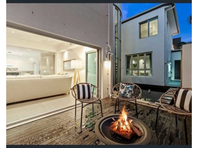 25 Knightsbridge Parade East, Paradise Point QLD 4216