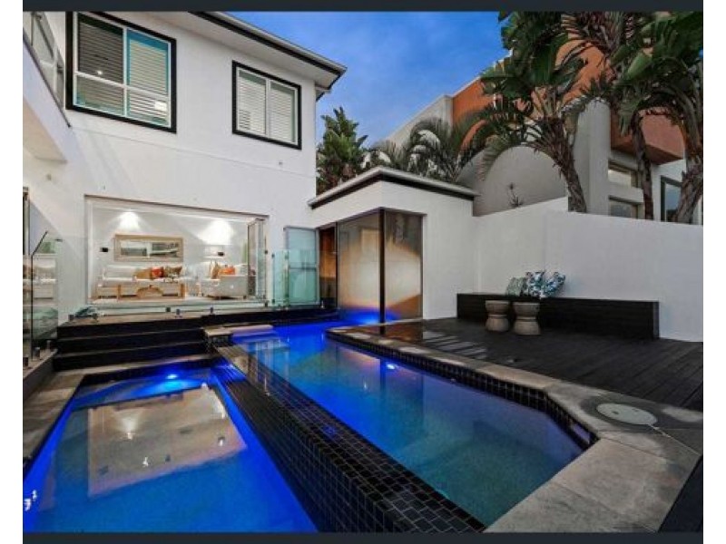 25 Knightsbridge Parade East, Paradise Point QLD 4216