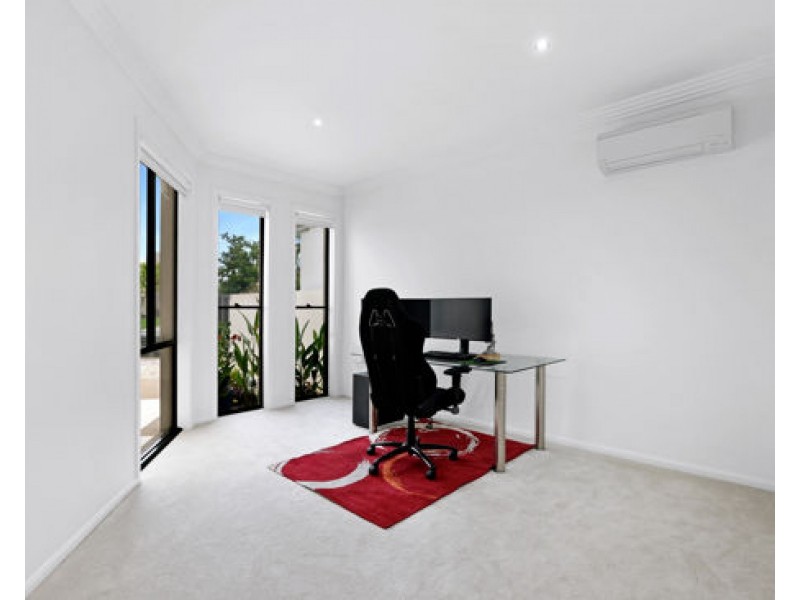 25 Ferrymans Court, Helensvale QLD 4212