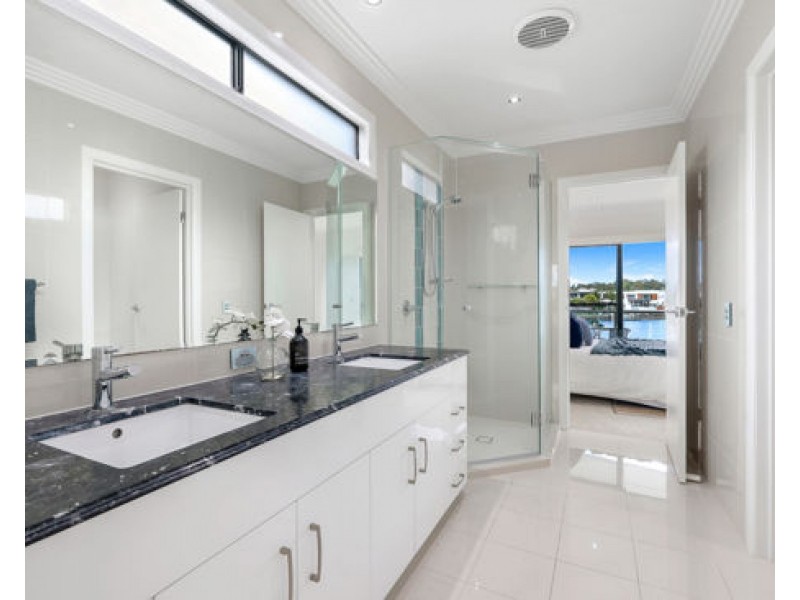 25 Ferrymans Court, Helensvale QLD 4212