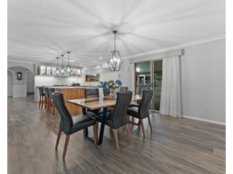 18 Gardenia Ct, Park Ridge South QLD 4125