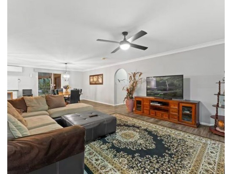 18 Gardenia Ct, Park Ridge South QLD 4125