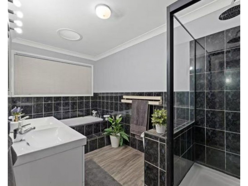 18 Gardenia Ct, Park Ridge South QLD 4125