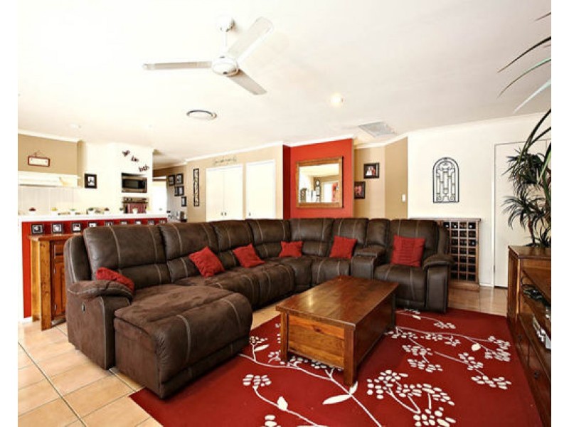 8 Lochano Cl, Parkinson QLD 4115