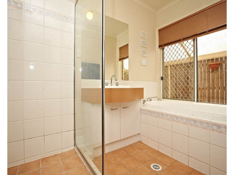 8 Lochano Cl, Parkinson QLD 4115