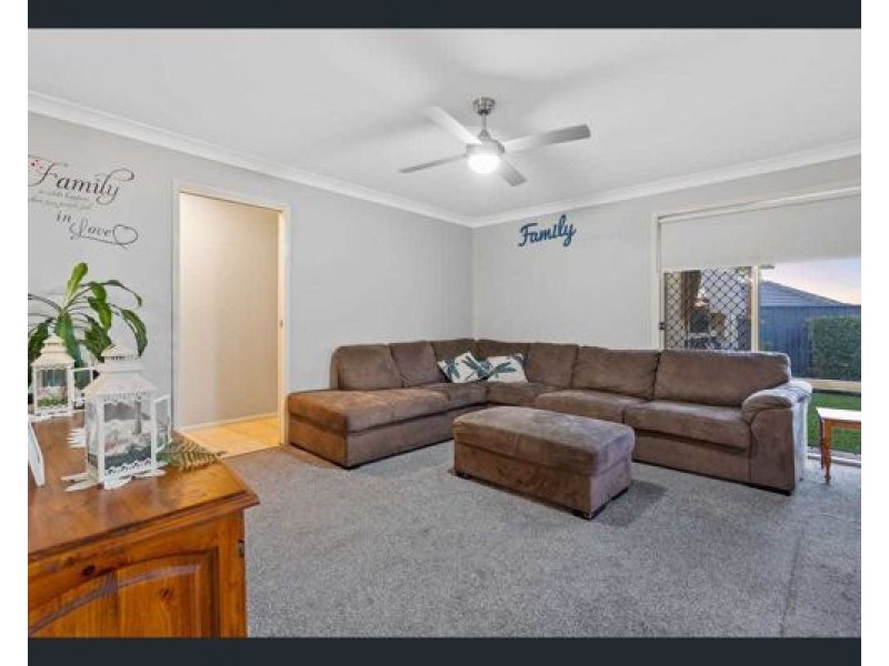 19 Highlands Terrace, Springfield Lakes QLD 4300