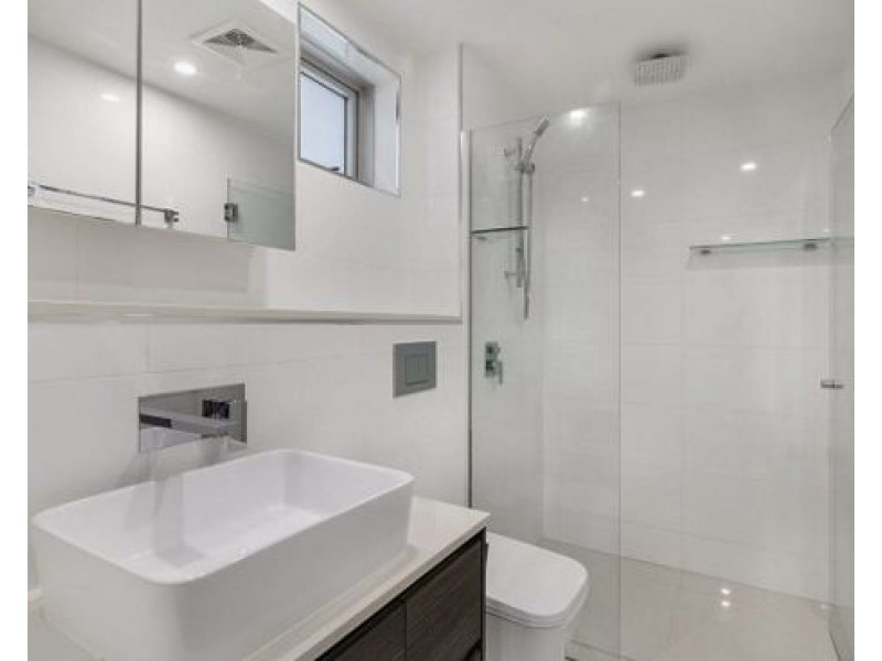 2 Laurence St, St Lucia QLD 4067