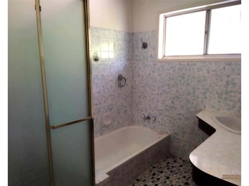 4 carnaby street, Macgregor QLD 4109