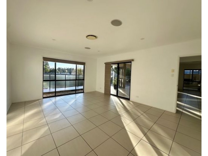 2 Harbourvue Court, Helensvale QLD 4212