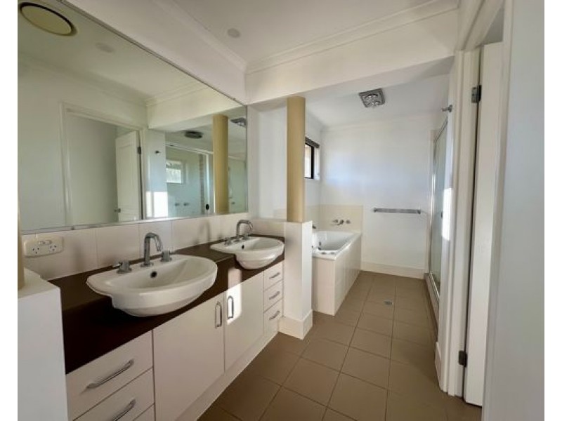 2 Harbourvue Court, Helensvale QLD 4212
