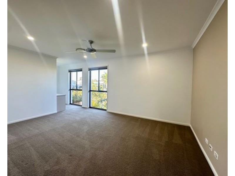 2 Harbourvue Court, Helensvale QLD 4212