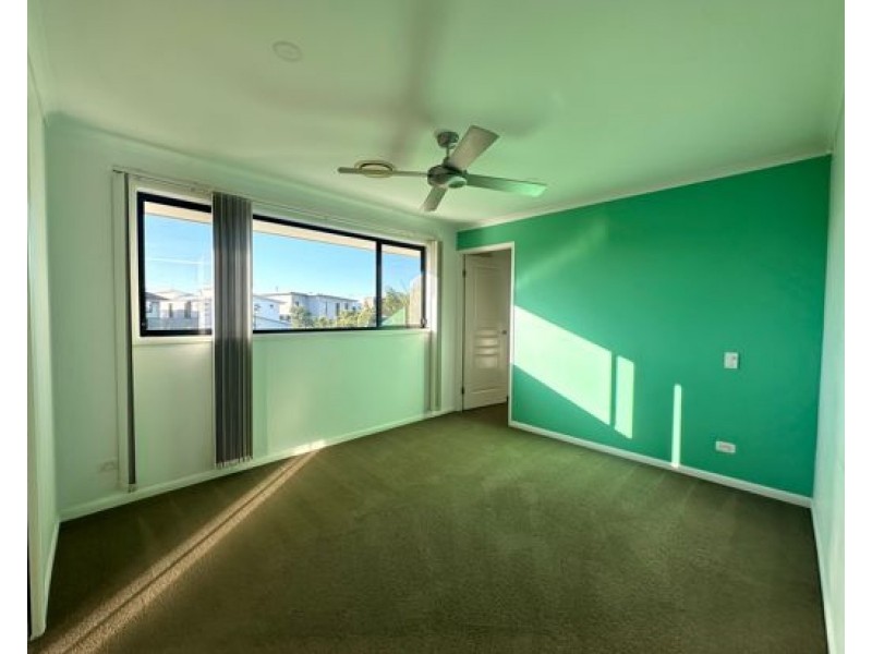 2 Harbourvue Court, Helensvale QLD 4212