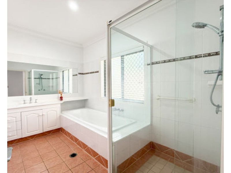 34 Martingale Circuit, Clear Island Waters QLD 4226