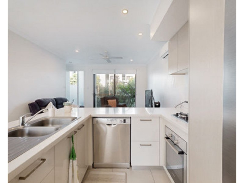 14 REGENT LANE, Hope Island QLD 4212