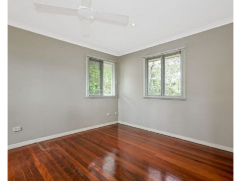 88 Nicholson St, Greenslopes QLD 4120