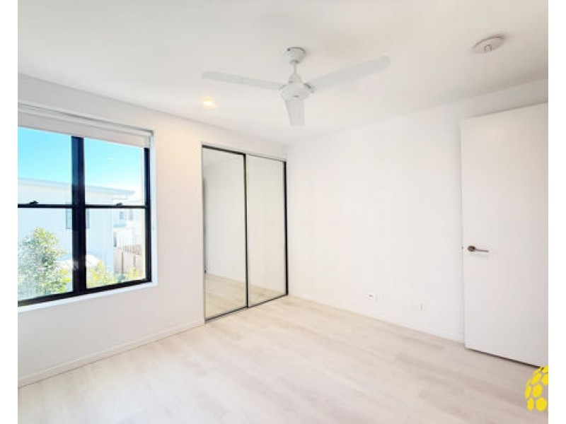 18/37 Sickle Avenue, Hope Island QLD 4212