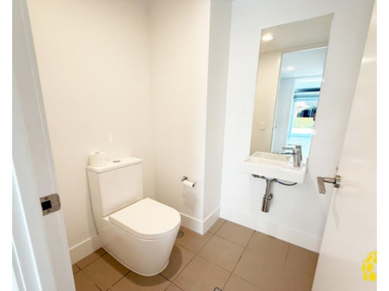 18/37 Sickle Avenue, Hope Island QLD 4212