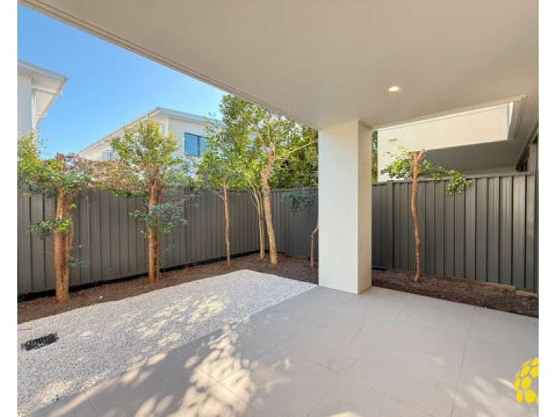 18/37 Sickle Avenue, Hope Island QLD 4212