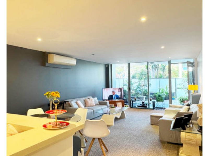 202/3 Como Crescent, Southport QLD 4215