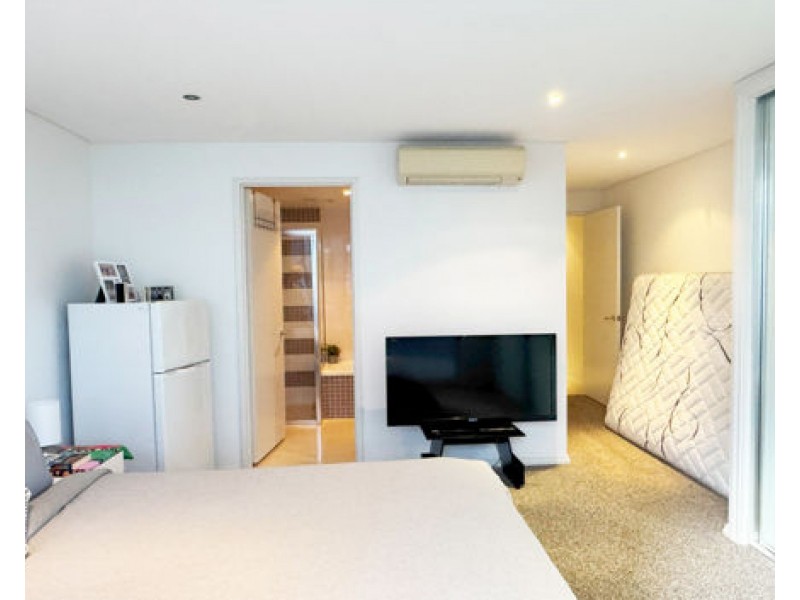 202/3 Como Crescent, Southport QLD 4215