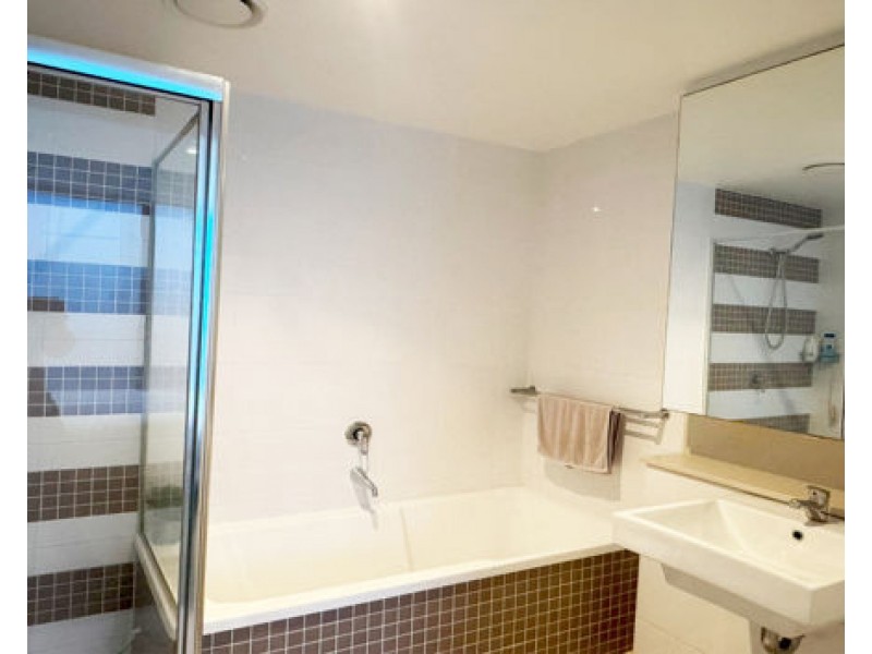 202/3 Como Crescent, Southport QLD 4215