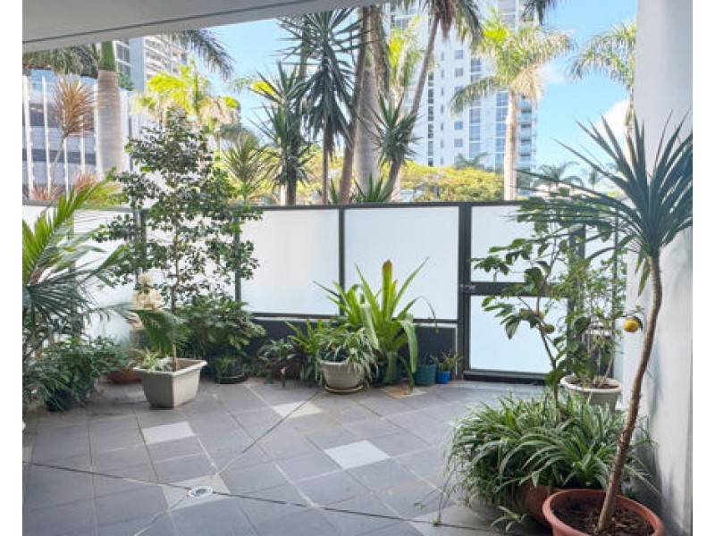 202/3 Como Crescent, Southport QLD 4215