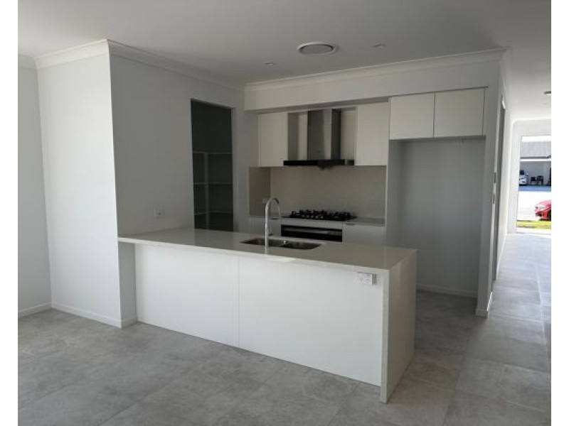 16 Olympus Drive, White Rock QLD 4306