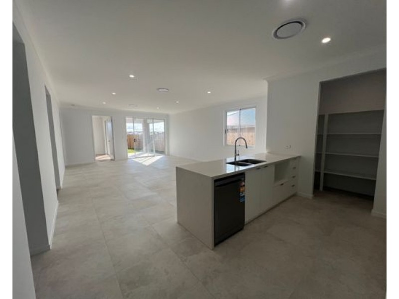 16 Olympus Drive, White Rock QLD 4306
