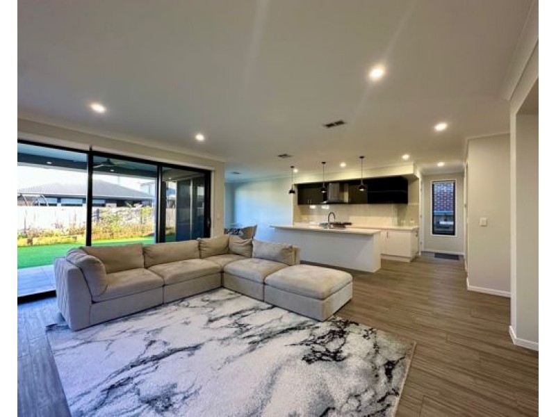 18 Parkside Avenue, Arundel QLD 4214